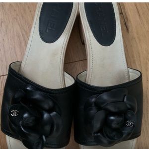 Black flower CHANEL SANDALS almost new size 40.